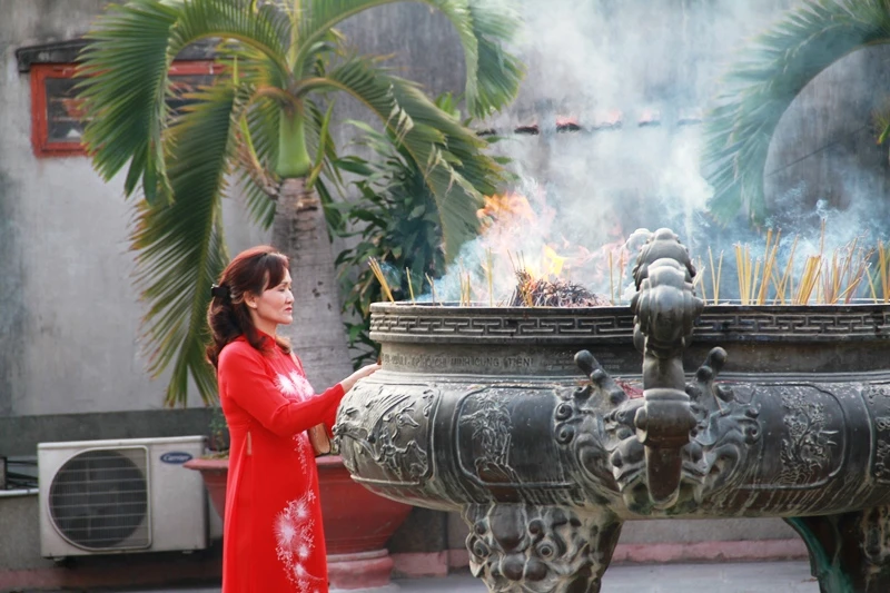 Dòng người thành kính đi lễ chùa đầu năm Bính Thân ảnh 6